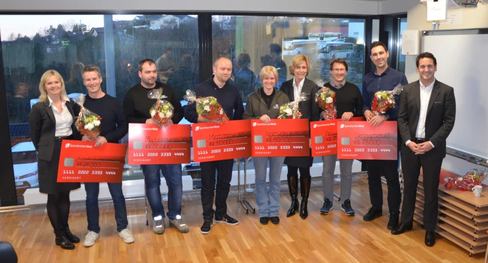 Fjorårets vinnere sammen med representanter fra Sparebanken Vest.