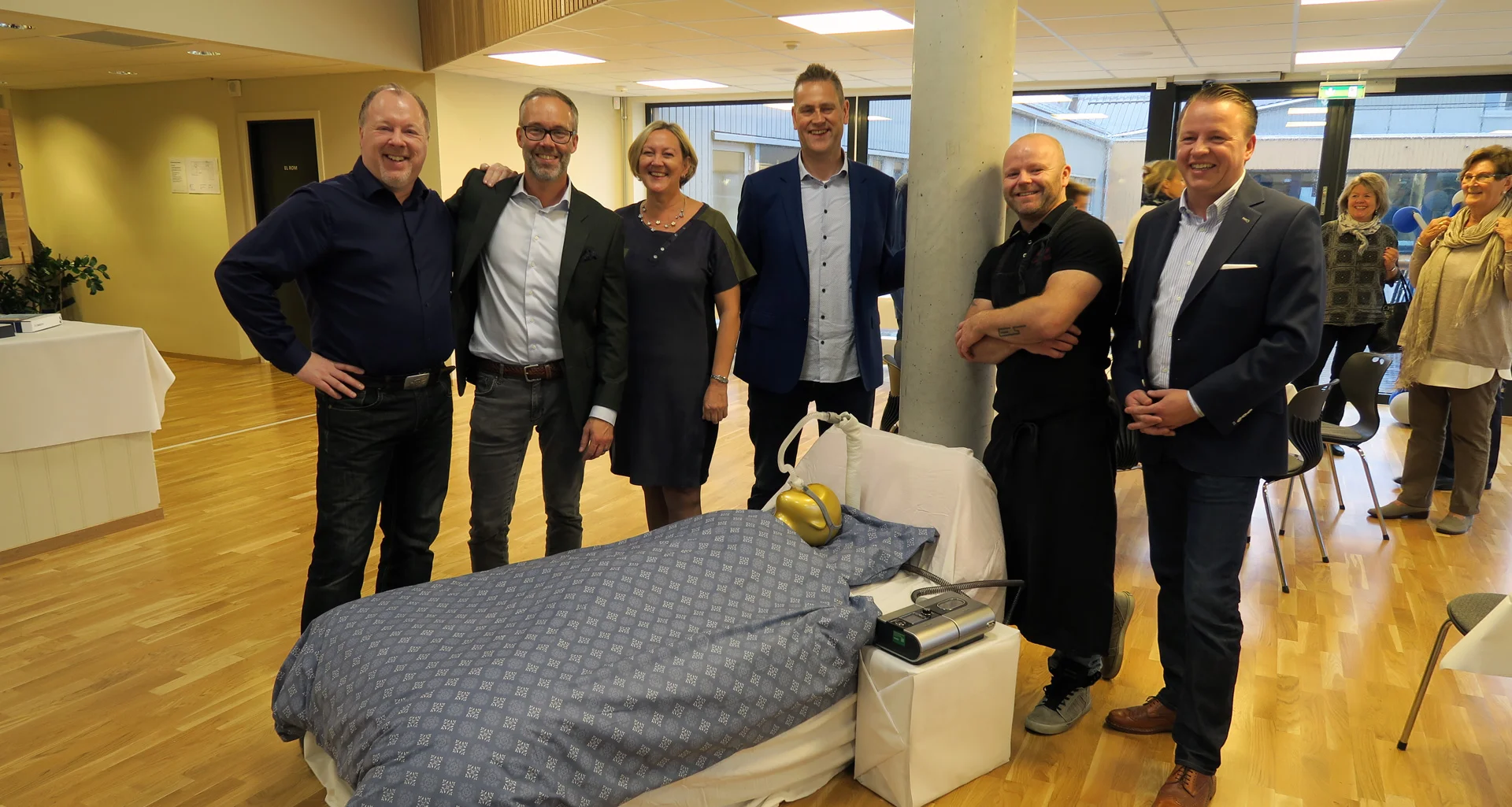 SleepDear-teamet sammen med ordfører i Lindås Astrid Aarhus Byrknes på lanseringen i Dampen 27.09.16. Fra venstre; Kenneth Tonning (oppfinner og daglig leder i Cracknut AS), Ulf Gustavsson (Communication Manager i Cracknut), Ordfører Astrid Aarhus Byrknes, med-eier og investor i Cracknut Vegard Ertvaag og Erling Sunddal fra Hackit Norway og Ralf Metz (tysk forretningspartner).