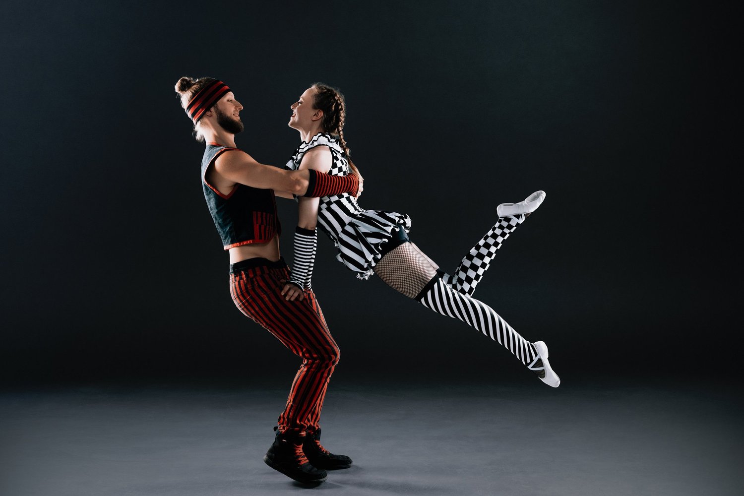 Jule Schuster und Amadeusz Czulak bei einer Partnerbalance
