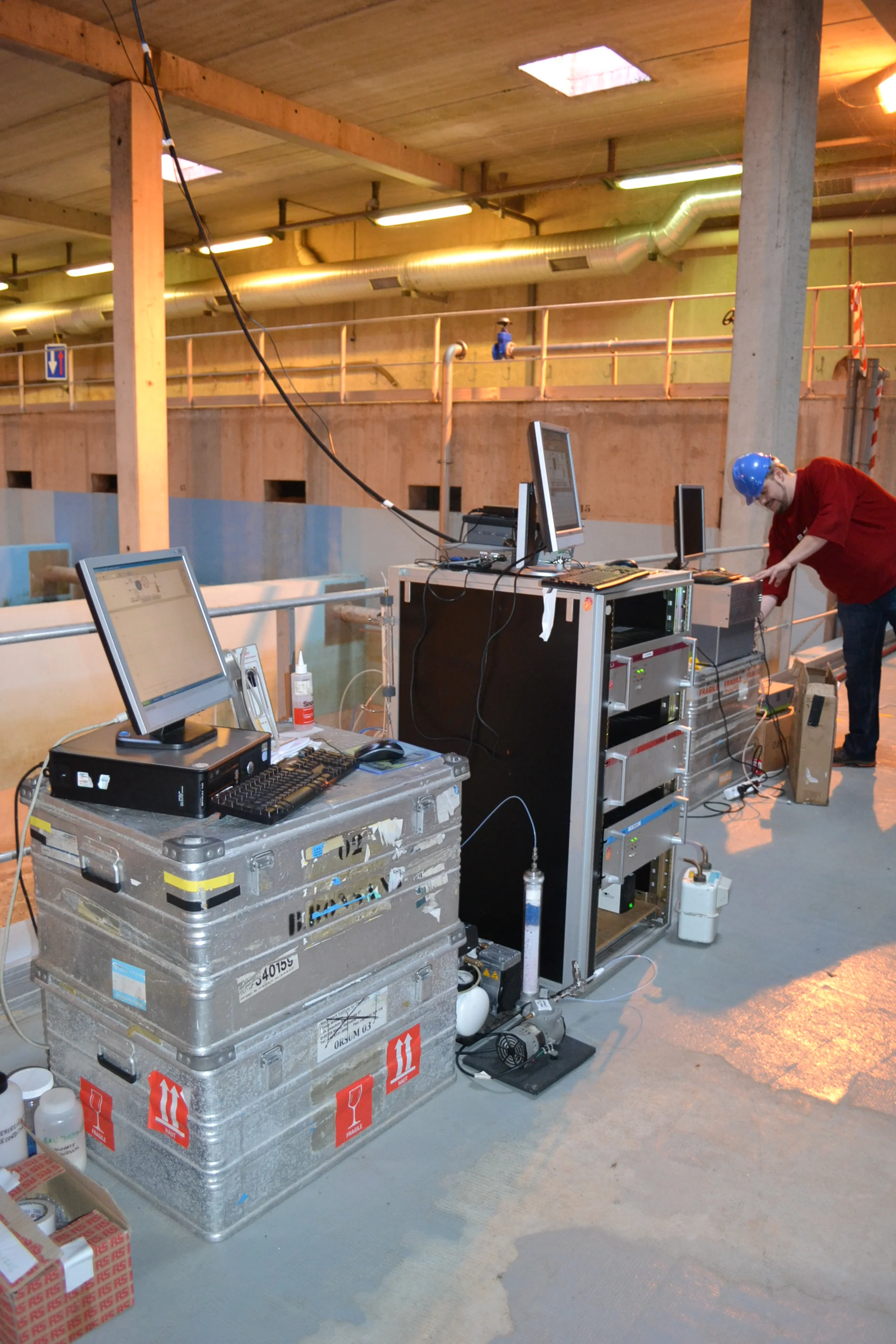 Setting up our measurements of greenhouse gases and volatile organic compounds at a waste water treatment plant