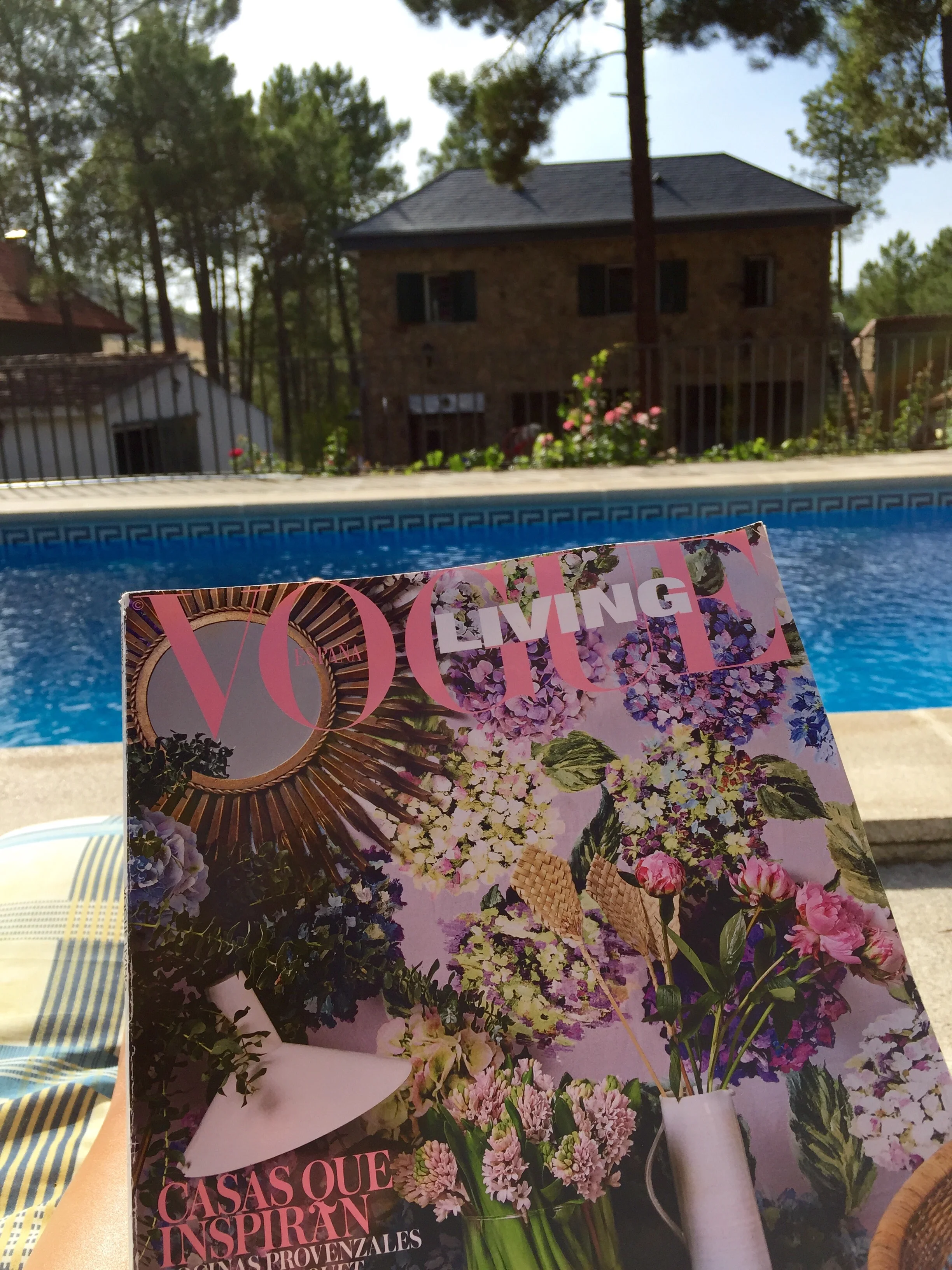 Leyendo por la piscina.