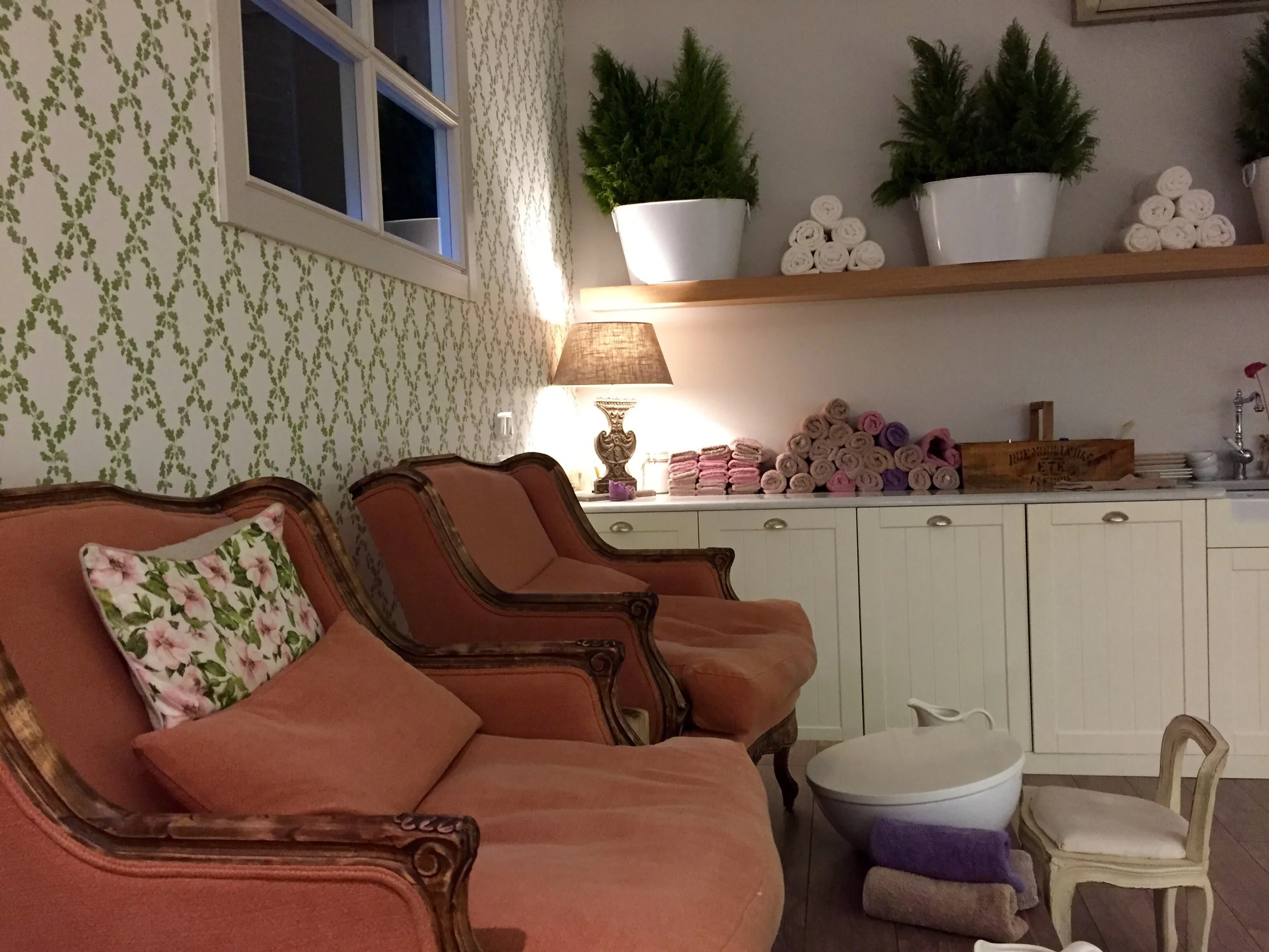 Adorable nail salon!