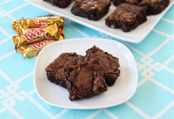 They sort of look like plain old brownies, but they've got Twix bars inside to add a little extra crunch! The best parts of fudgy brownies combine with the silky caramel and crispy cookies of Twix bars in the Halloween stash in this recipe for Twix Caramel Brownies .