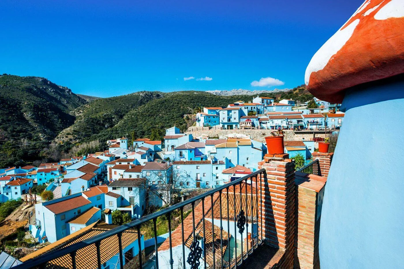 04_BlueCities__WhyisitBlue_shutterstock_1095026963-1400x933.jpg