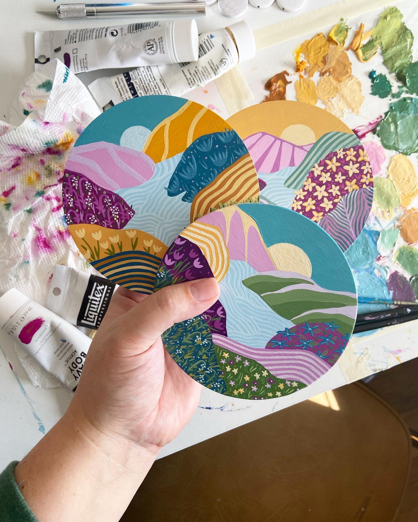 I just finished up 8 of these happy little paintings. Now onto varnishing, finishing the sides and adding leather cord for hanging. This has been a fun little side project and I can&rsquo;t wait to see them out in the world 😊✨

#wip #inthestudio #pa