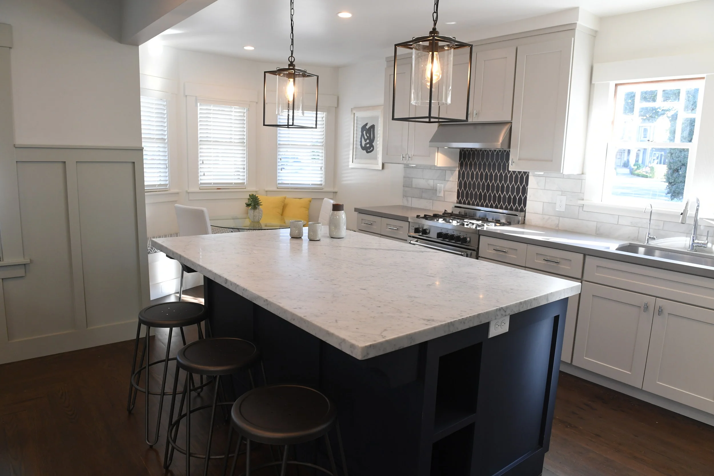 Island: BM Hale Navy, Kitchen walls: Dove White.