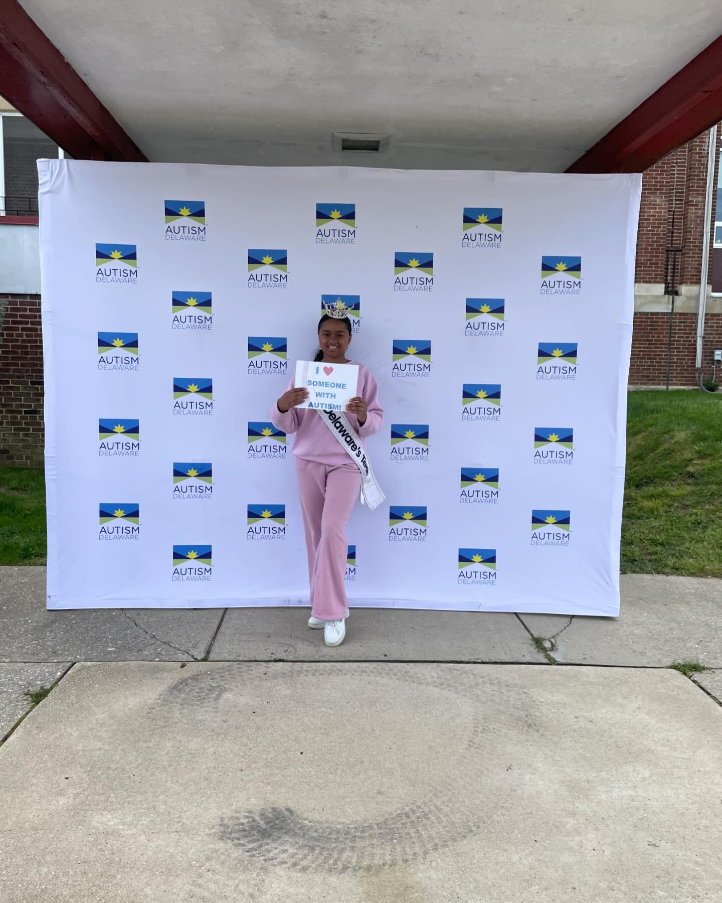 Recently, I was able to participate in The Walk For Autism!💙💛

As the National Ambassador for BackPackBeds USA, I walked with @charitycrossinginc in support of resources for individuals with Autism. I&rsquo;ve always loved the saying &ldquo;Alone w