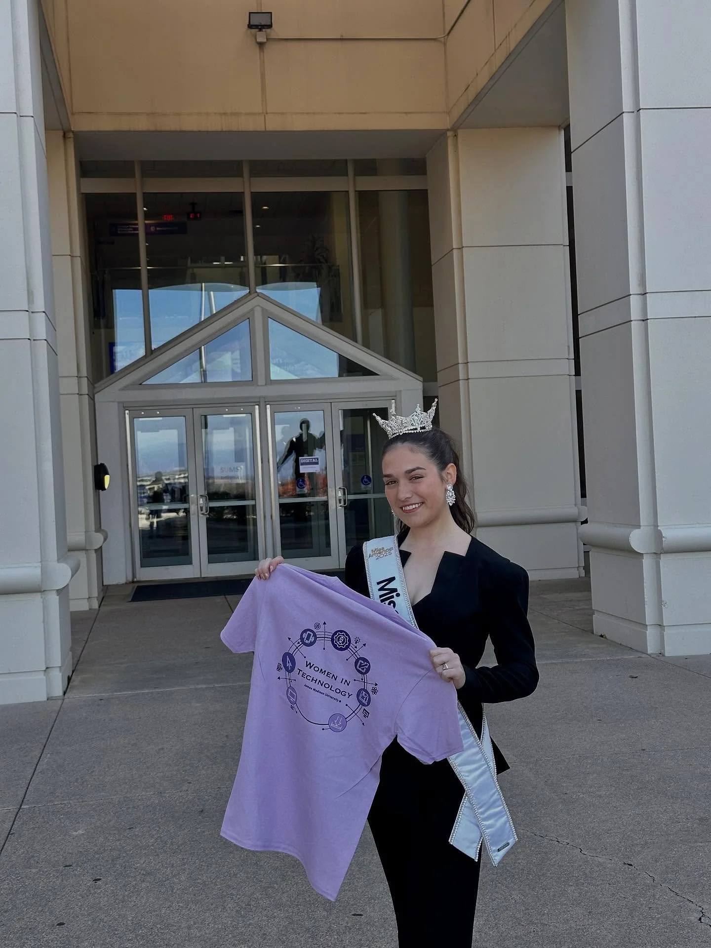 I had an amazing time with @jmu_wit serving as the keynote speaker for their DIGITAL event! It was an honor to speak to aspiring young women in technology and inspire them to turn their gravity into growth. 

Thank you so much for having me and welco