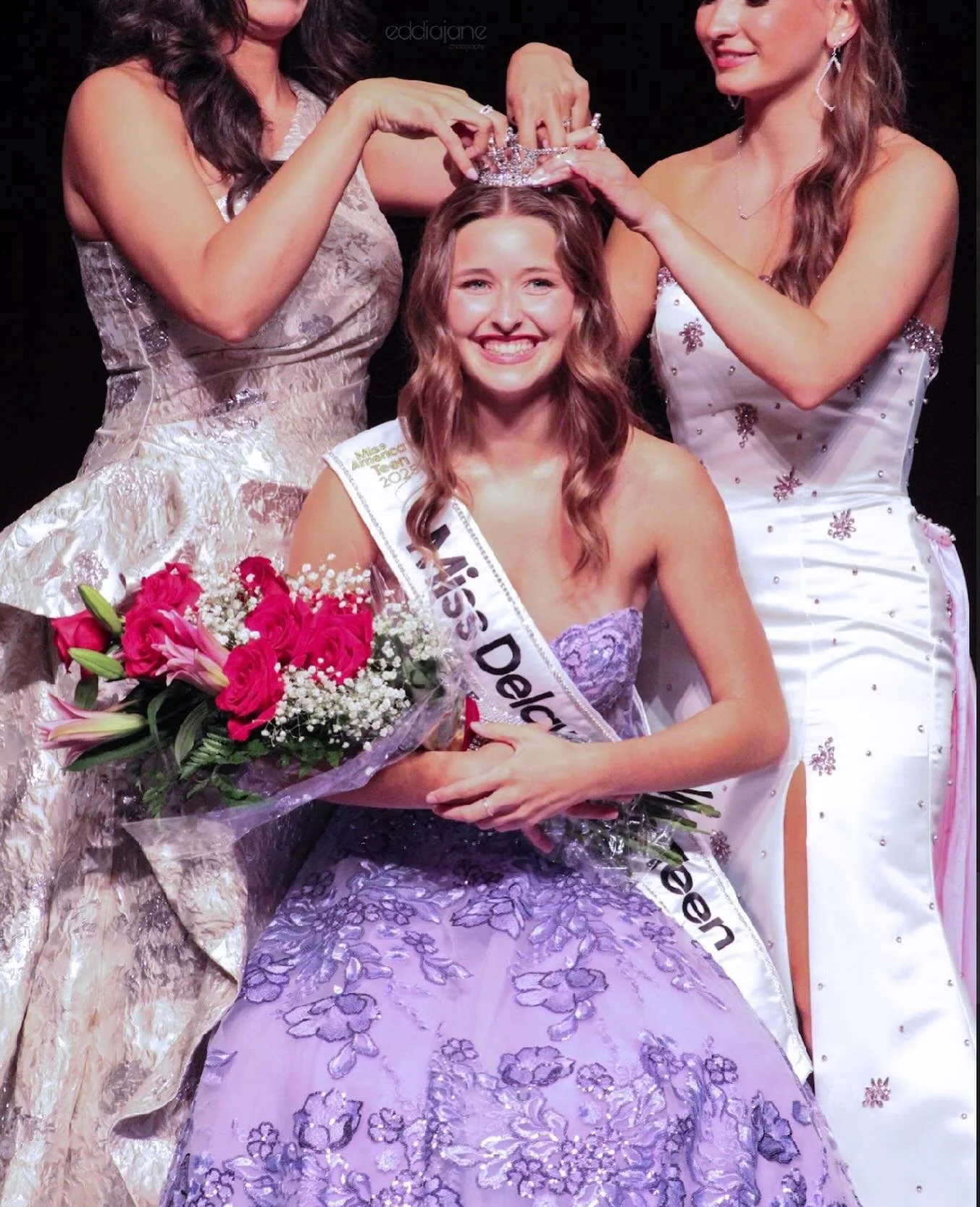 Stepping into the New Year with grace, growth, and gratitude. 🤍 Happy 2026!!! 🎆🎇