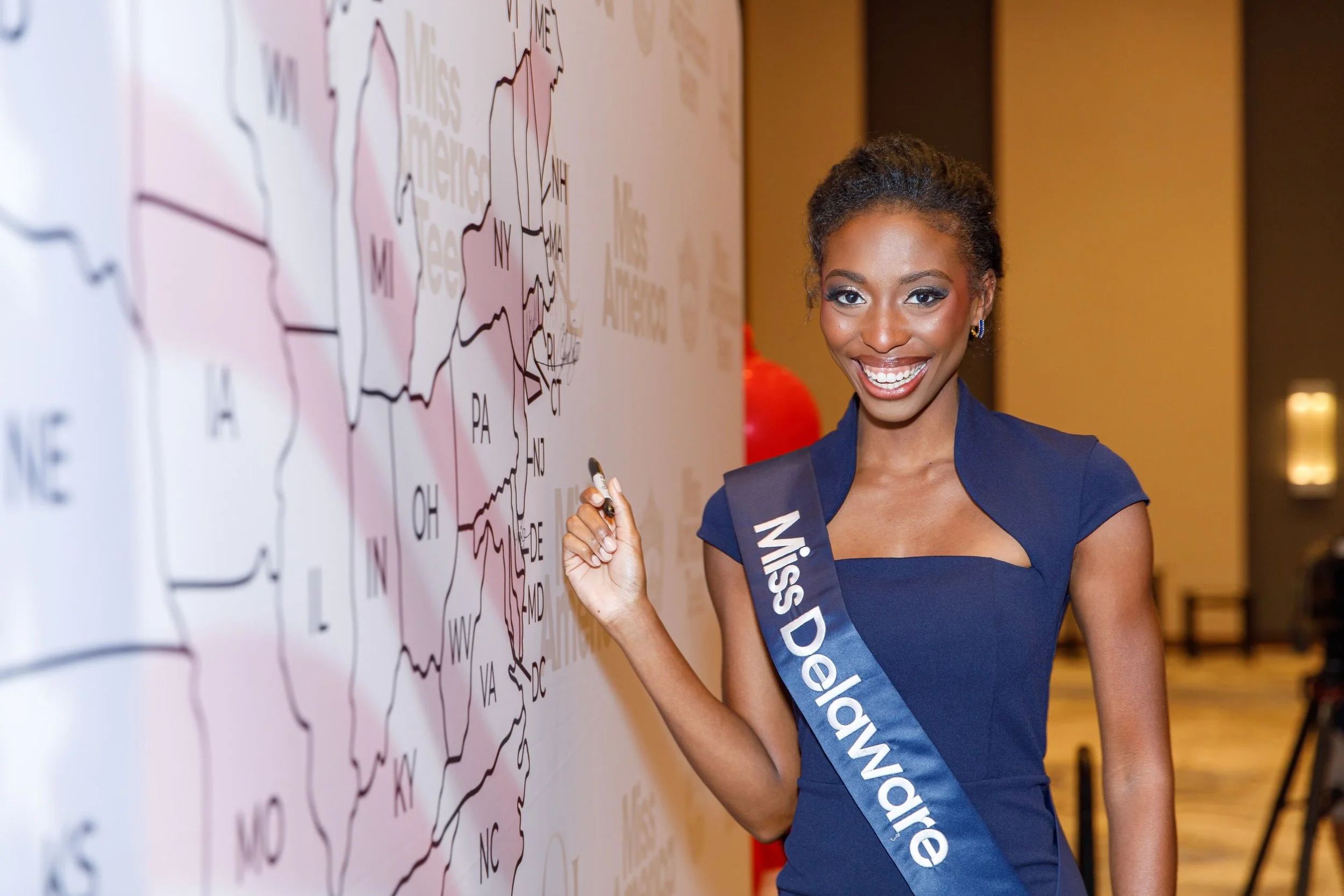There she goes, leaving her mark on the nation 🖊️

Erin &amp; Anaya joined the rest of the delegates for today's opening ceremonies where each state titleholder signed the map ❤️🤍💙 

#MissAmerica #MissAmericasTeen #AmericanIcon #ArrivalCeremony @M