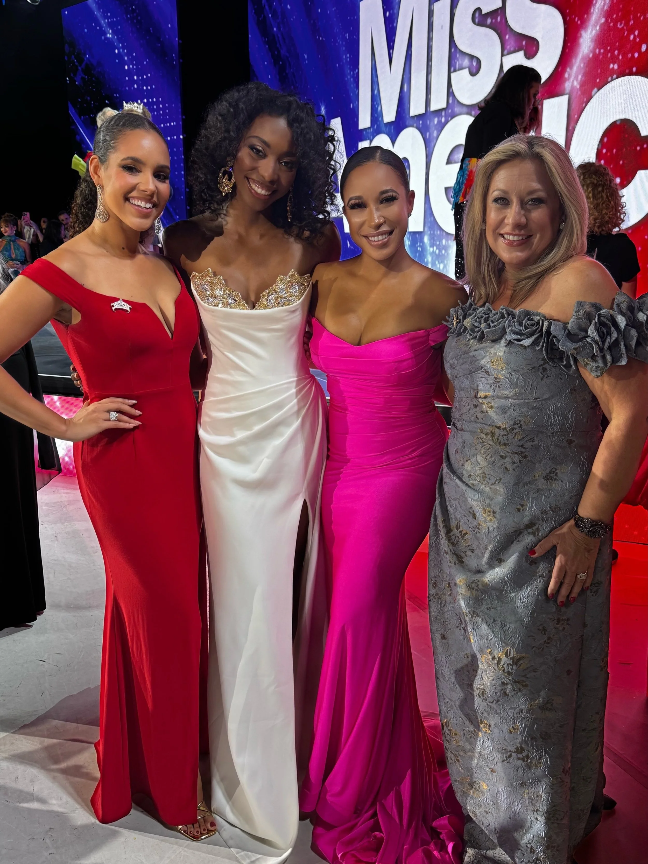 SISTERHOOD is what it&rsquo;s all about! We were thrilled that Five of our Forever Miss Delawares were able to make the trip to Florida to cheer on Anaya 
✨Joanna (2018), Brooke (2015), Brittany (2014), Becky (2005), and Beth Ann (1991) 
We are so th