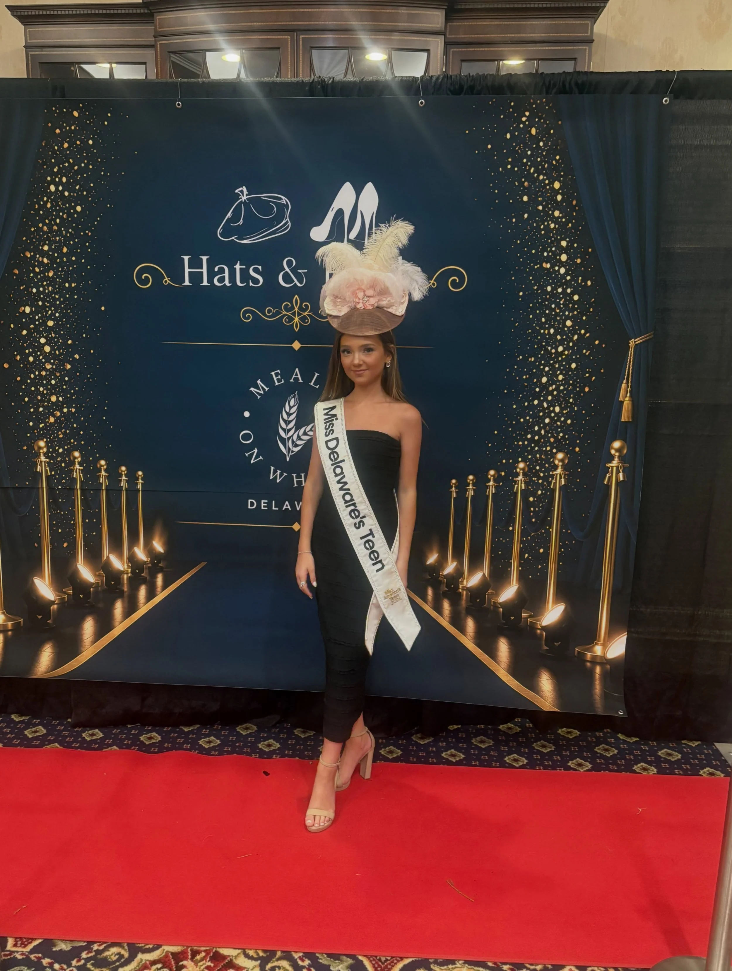 Such fun this weekend modeling the incredible @chapeauxbytraci hats in the Hats and Heels Fashion Show at @ballysdover to benefit @mealsonwheelsde! 
This organization brings meals to home bound senior citizens in our state! 💙 Loved working with tbe 