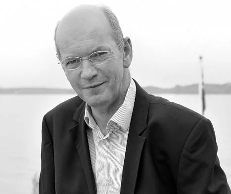 Legendarisch tekstschrijver Jaap Toorenaar laat je de overtuigingskracht van taal ervaren aan de hand van Nederlands' meest bekende reclameslogans.
