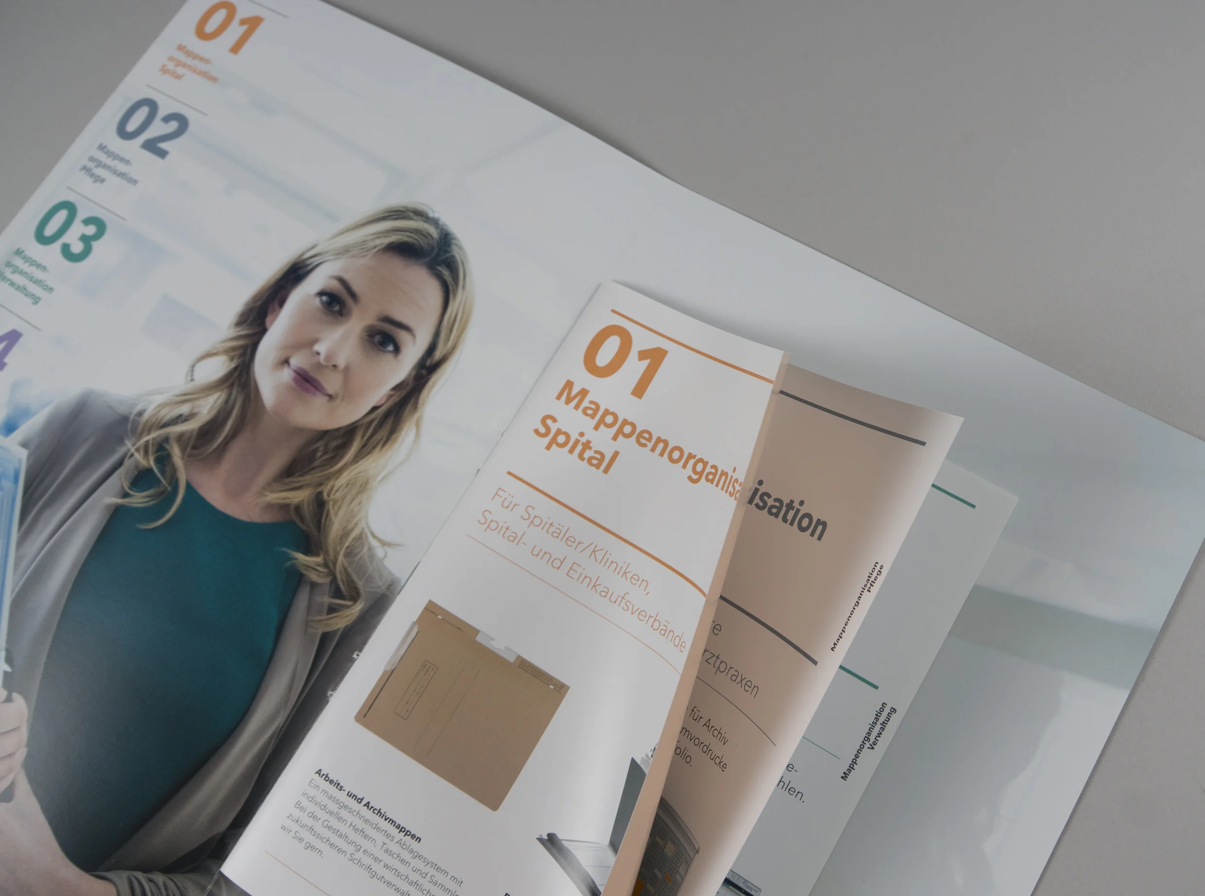 KW09 | Kleines Schmuckstück aus der Druckerei: der Imagefolder für print-mat mit verkürztem Innenteil. Passt jetzt wunderbar zur Website die wir letztes Jahr realisiert haben.