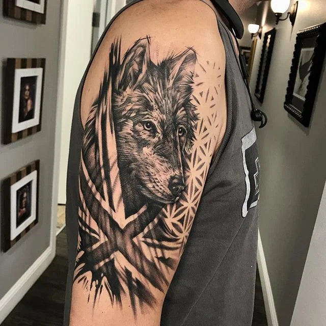 I like merging stylized imagery with patterns and textures in tattoos.  The final composition is always a surprise and keeps the process fresh.👌🏻👊🏻👏🏻