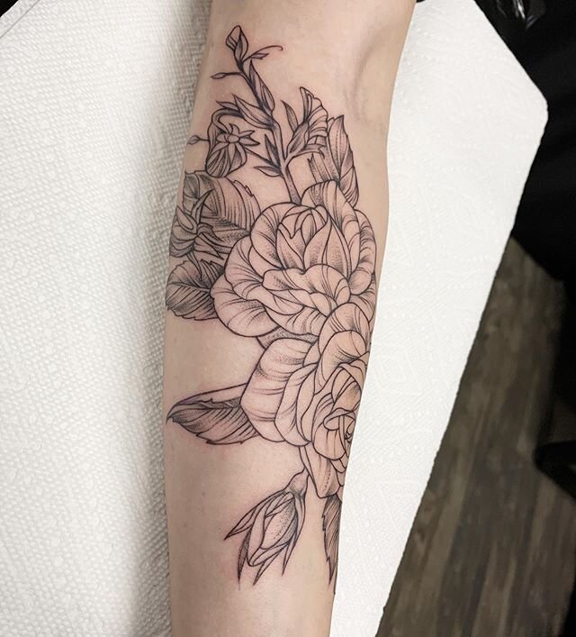 Single session piece from today. Roses and sweet peas for his kids and wife. 👏🏻👏🏻👏🏻 Check out my stories for design and process videos. .
.
.
.
.
.
.
.
.
#michaelbales #michaelbalesart #rebelmusetattoo #linework #texastattoos #floraltattoo #flo