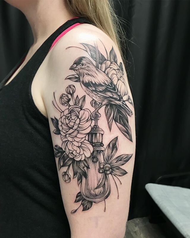 Vintage stuff with plants/animals=👏🏻
.
.
.
.
.
.
.
.
#michaelbales #michaelbalesart #rebelmusetattoo #linework #texastattoos #floraltattoo #flower #botanicaltattoo #naturetattoo #finch #edisonbulb #edison #vintage #traveltattoo #floral #femininetat