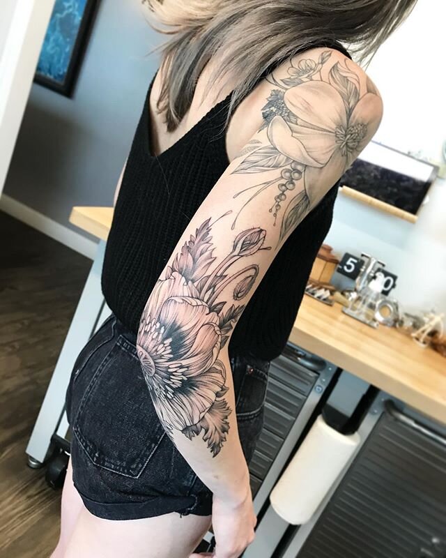 Shea is rockin&rsquo; this fresh poppy tattoo on the elbow! 😍🤩👏🏻The magnolia on her upper arm is healed from our  previous sesh.  You da best friend! .
.
.
.
.
.
.
.
#michaelbales #michaelbalesart #rebelmusetattoo #linework #texastattoos #floralt