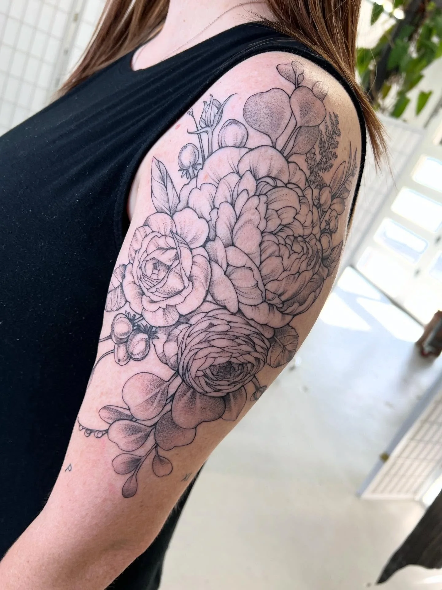 Large mixed floral piece inspired by her wedding bouquet 👌🏻