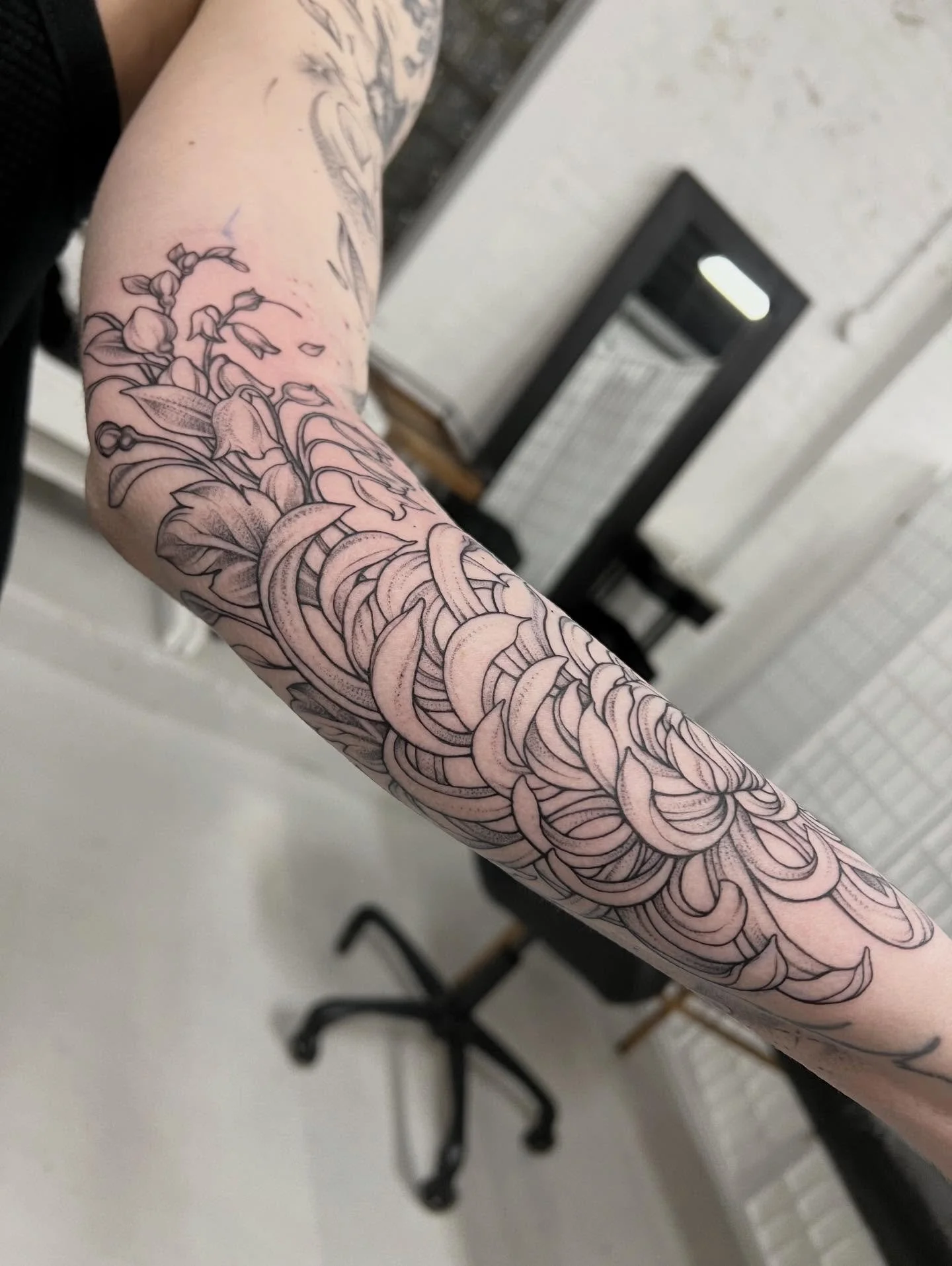 Loved designing this huge chrysanthemum 🖤🩶🤍