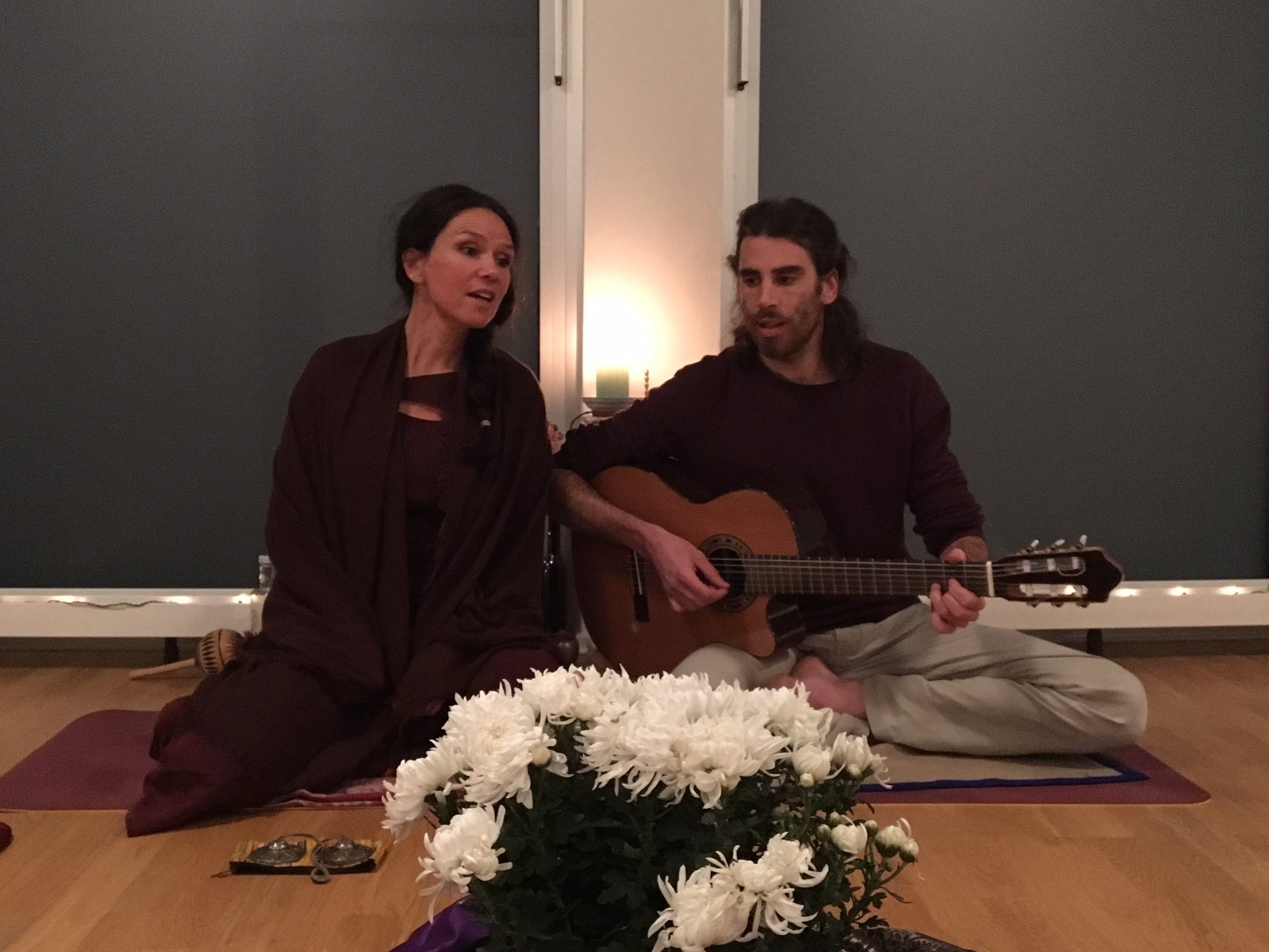 Bhajan 10.11.17 Padma et Jérémie.JPG