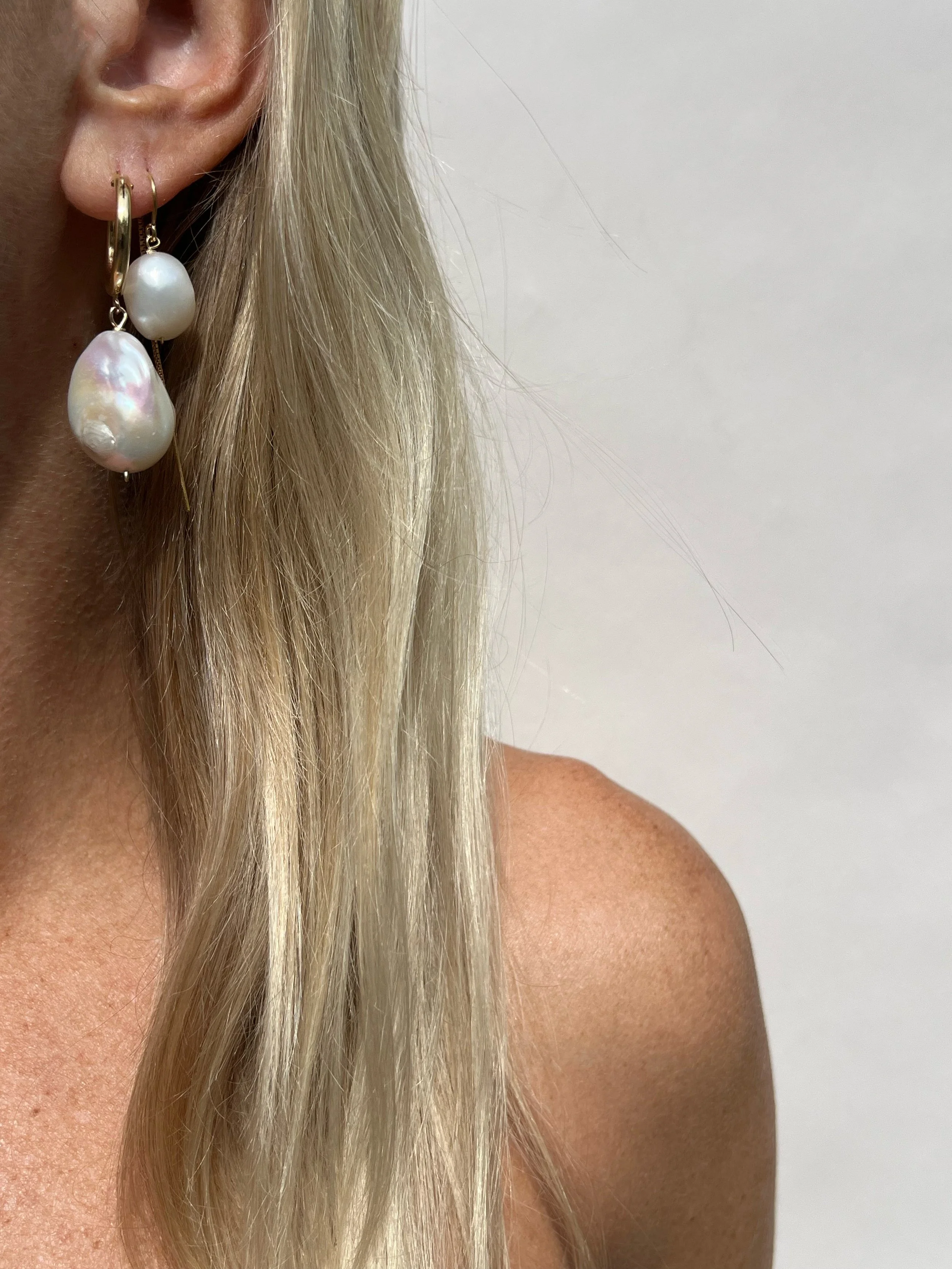 woman wearing freshwater pearl drop threader earrings | handmade lafayette earrings | THALKEN