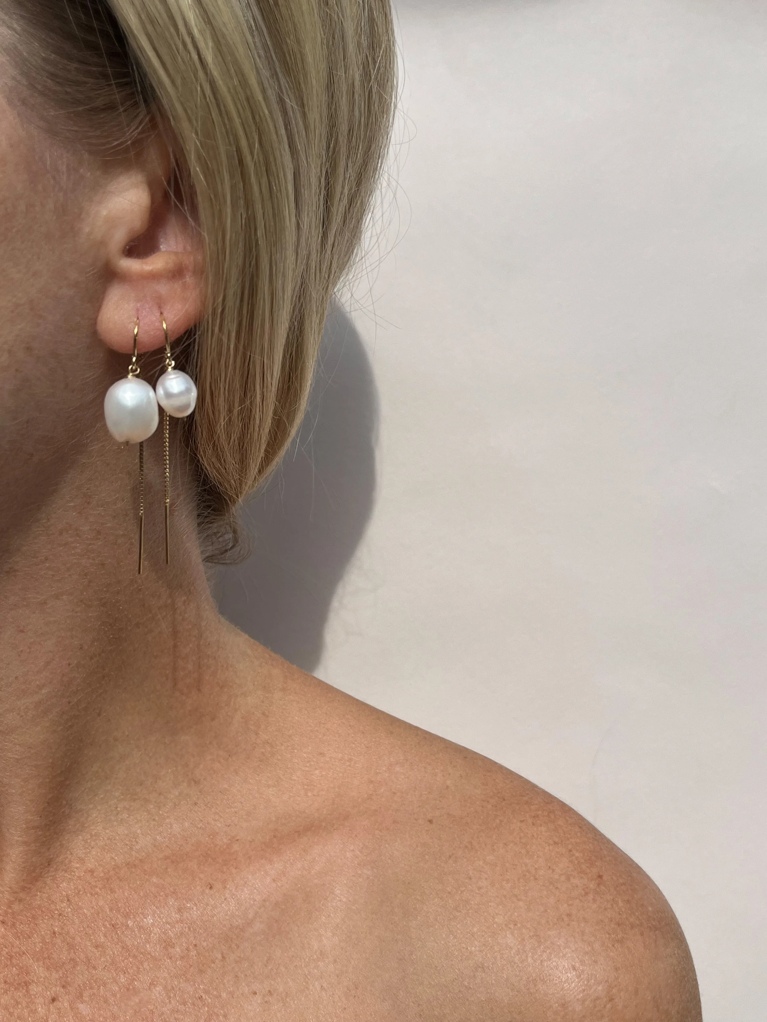 woman wearing small and medium freshwater pearl drop threaders | handmade lafayette jewelry | THALKEN
