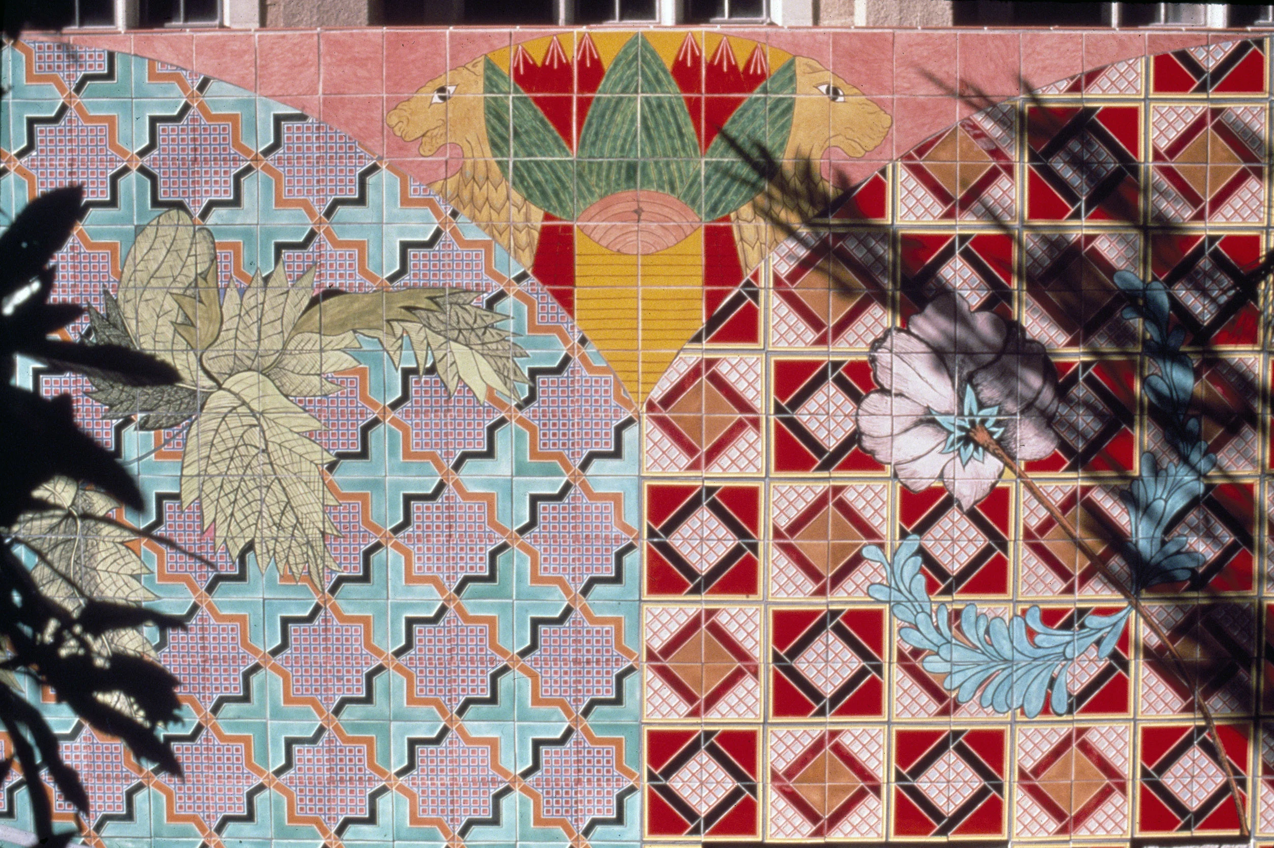det., tiled wall with Islamic patterns