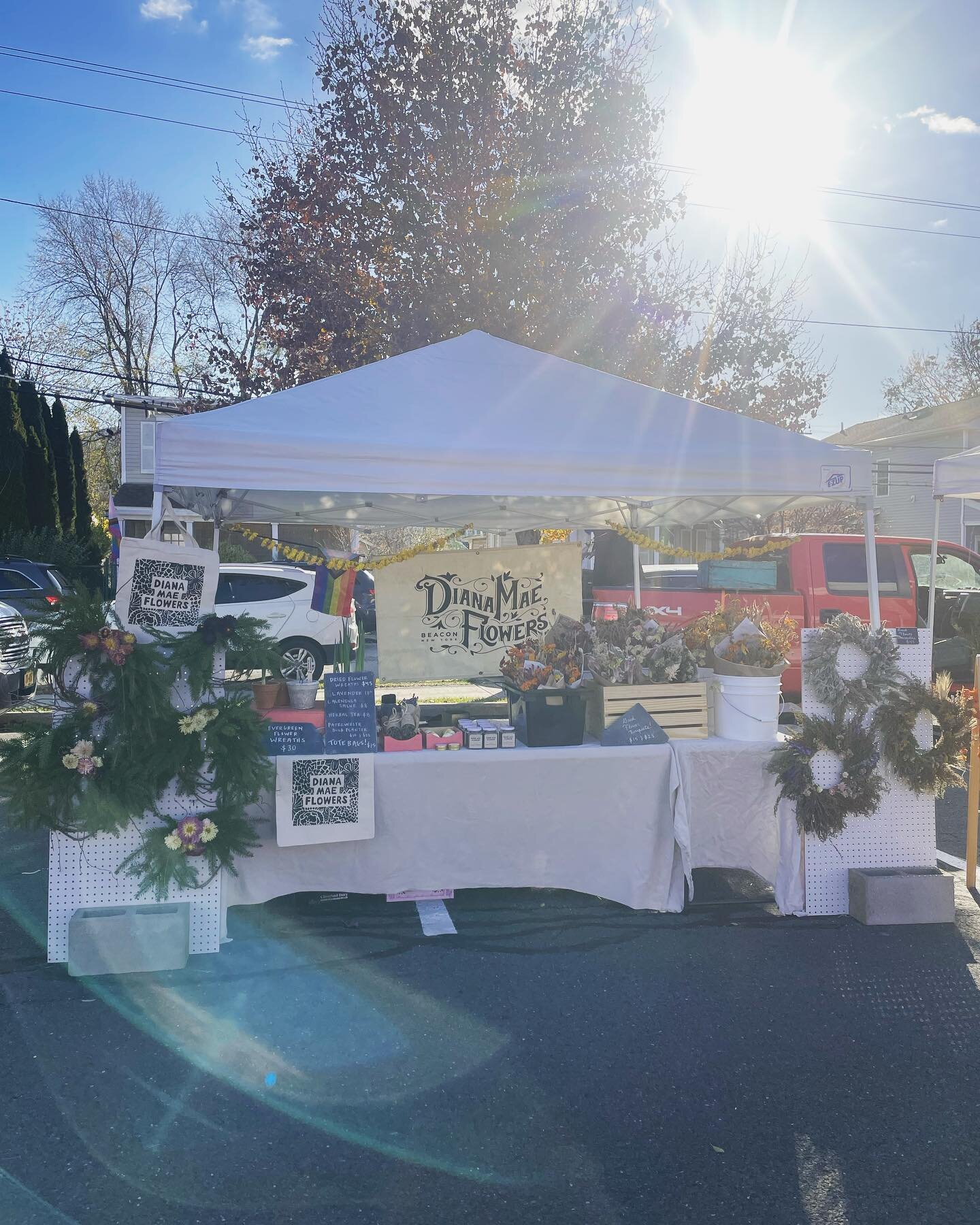 What a gorg Sunday for our first day of the Winter Market @beaconfarmersmarket ! I&rsquo;m here with all your fave DMF winter products:
🌲 evergreen &amp; dried flower wreaths
💐 dried flower bouquets 
🌱 paperwhite planters
👋 healing calendula salv