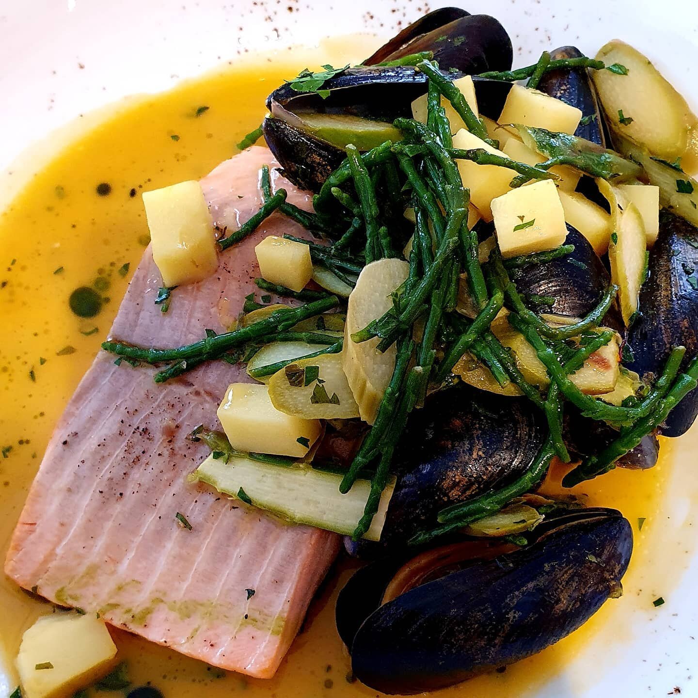 Beautiful olive oil poached trout with mussels, samphire and saffron potatoes @_appletons in Fowey today. So good to be able to eat here again!

#lanticfowey #fowey #appletonsfowey #springmenu