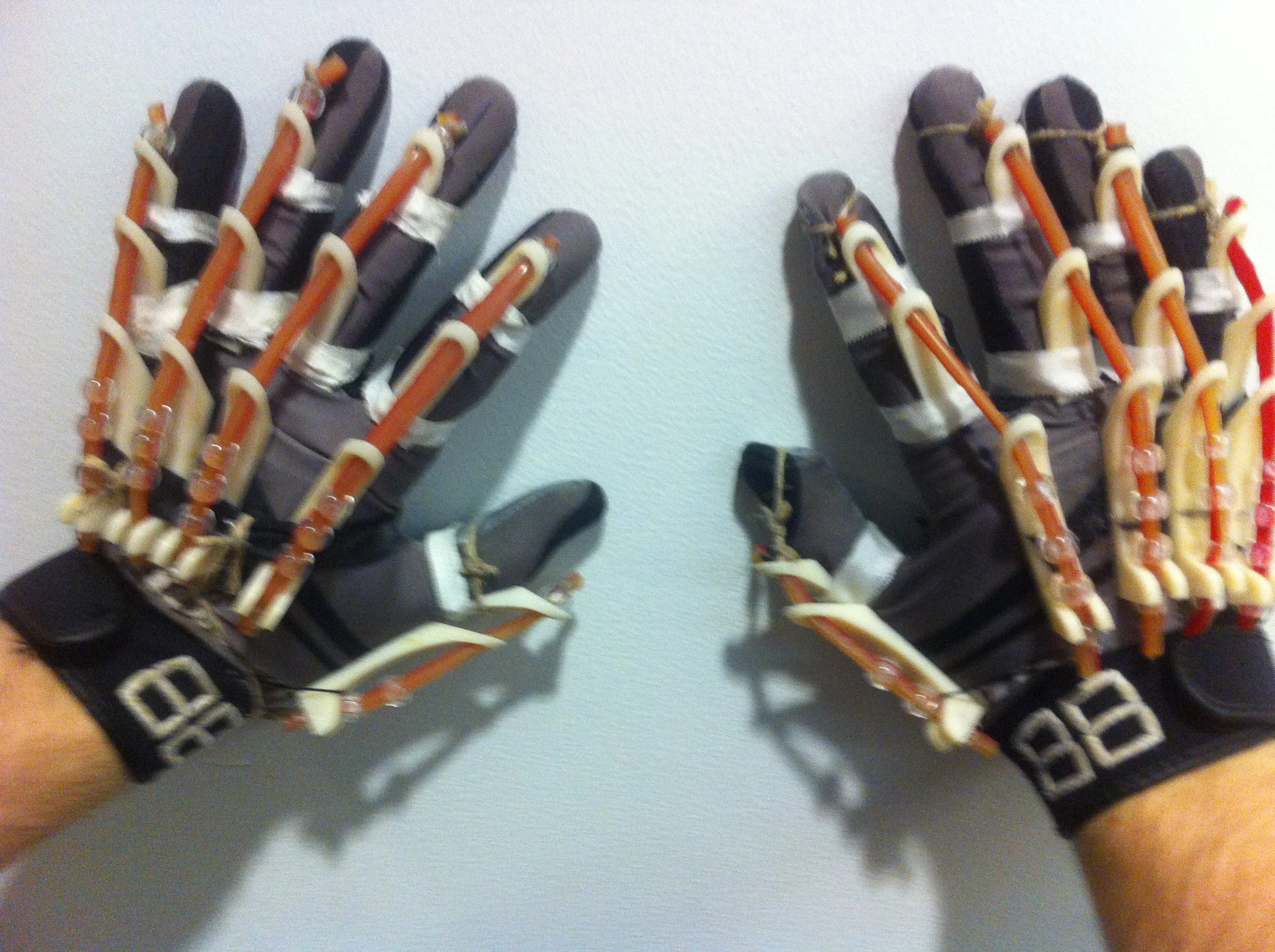  The gloves are fitted with resistance bands that run parallel to the tendons. 