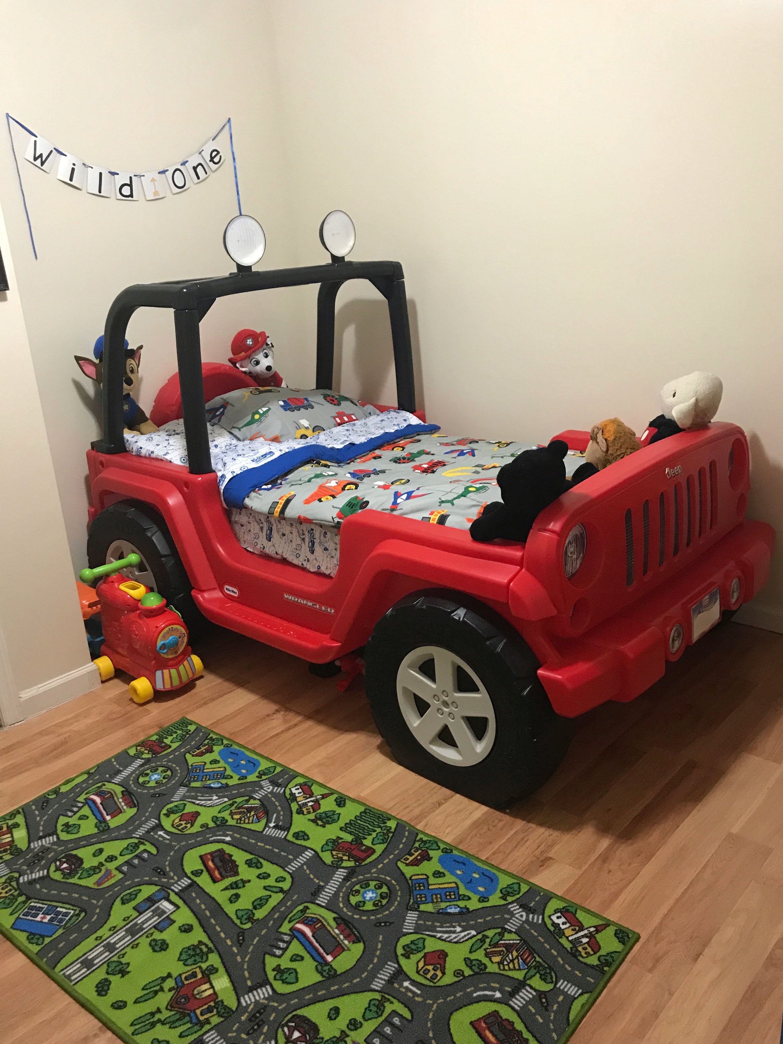 Transportation theme toddler bedroom