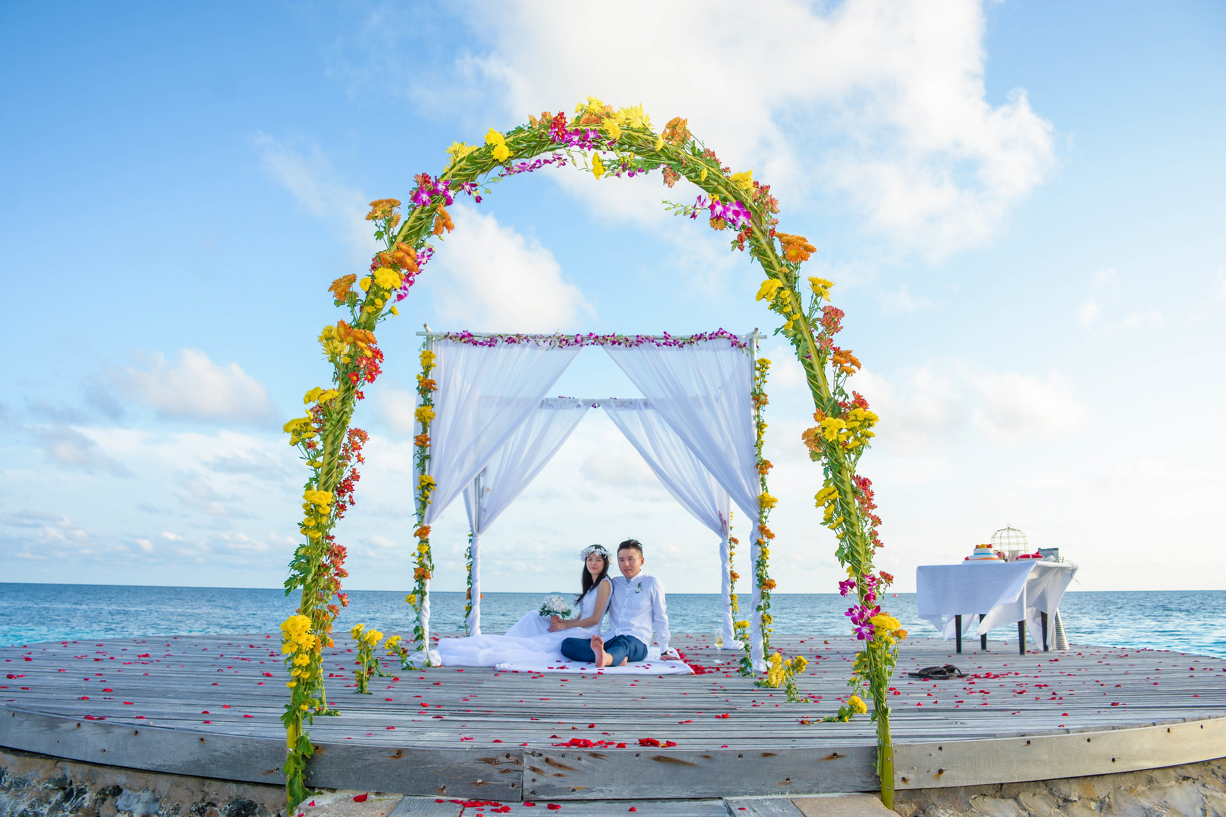 Погода мальдивы вода. Свадьба на Мальдивах. Остров Гули Мальдивы. Свадебная церемония на Мальдивах. Фотозона на свадьбу Мальдивы.