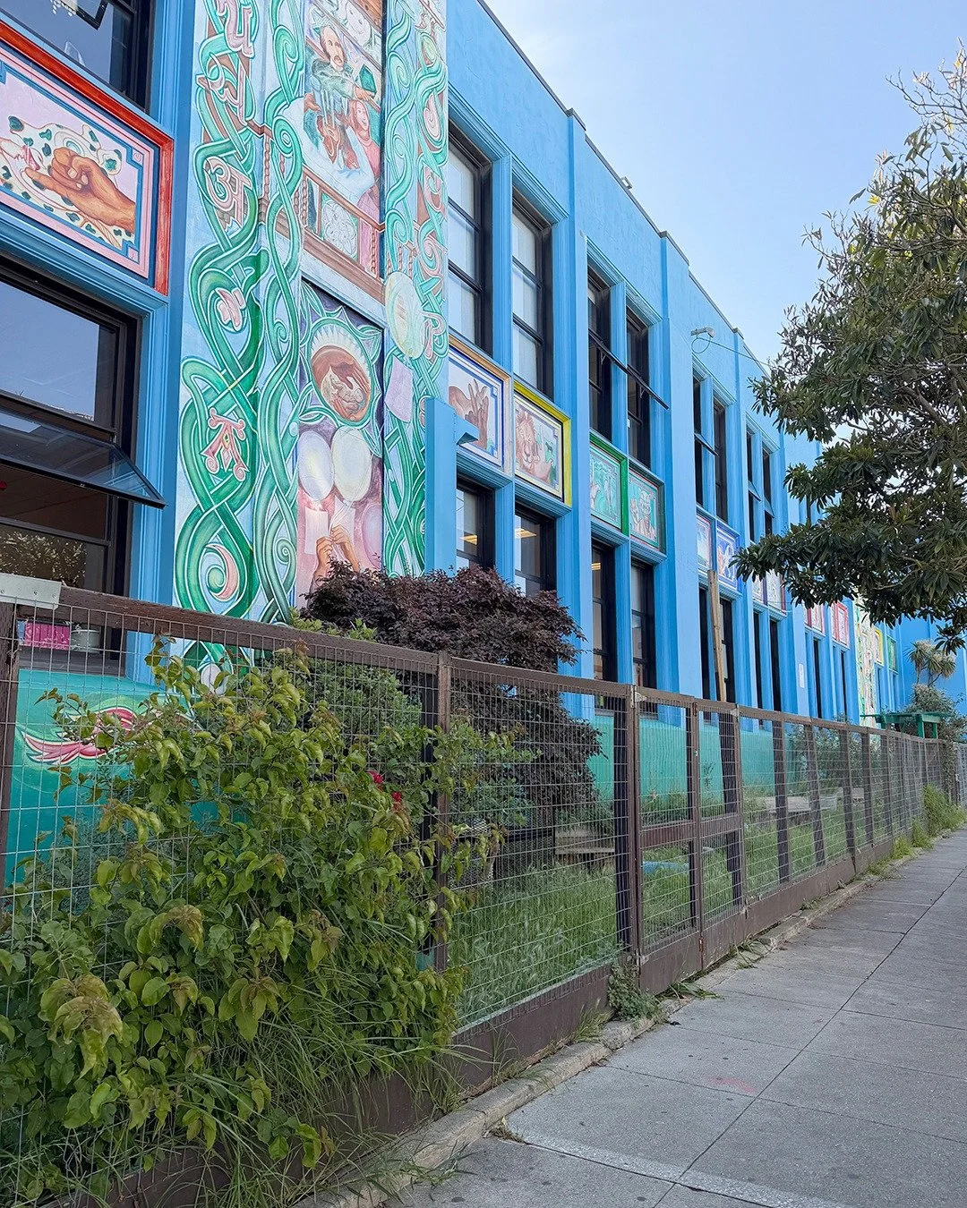 Tending the Neighborhood.

Elise Stengle, owner of Gr&auml;splan, the environmentally minded hair salon on the corner of Shotwell and 22nd, recently put out a call to neighbors. On her regular walks, she had noticed that the garden at C&eacute;sar Ch