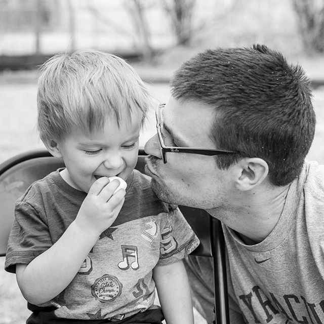 Daddy love! #documentyourdays #documentaryfamilyphotography #thedocumentarymovement #dayinthelifephotography #dfpcommunity #shamoftheperfect  #cedarrapidsphotography #cedarrapidsphotographer #documentaryfamilyawards #marshmallow #daddylove