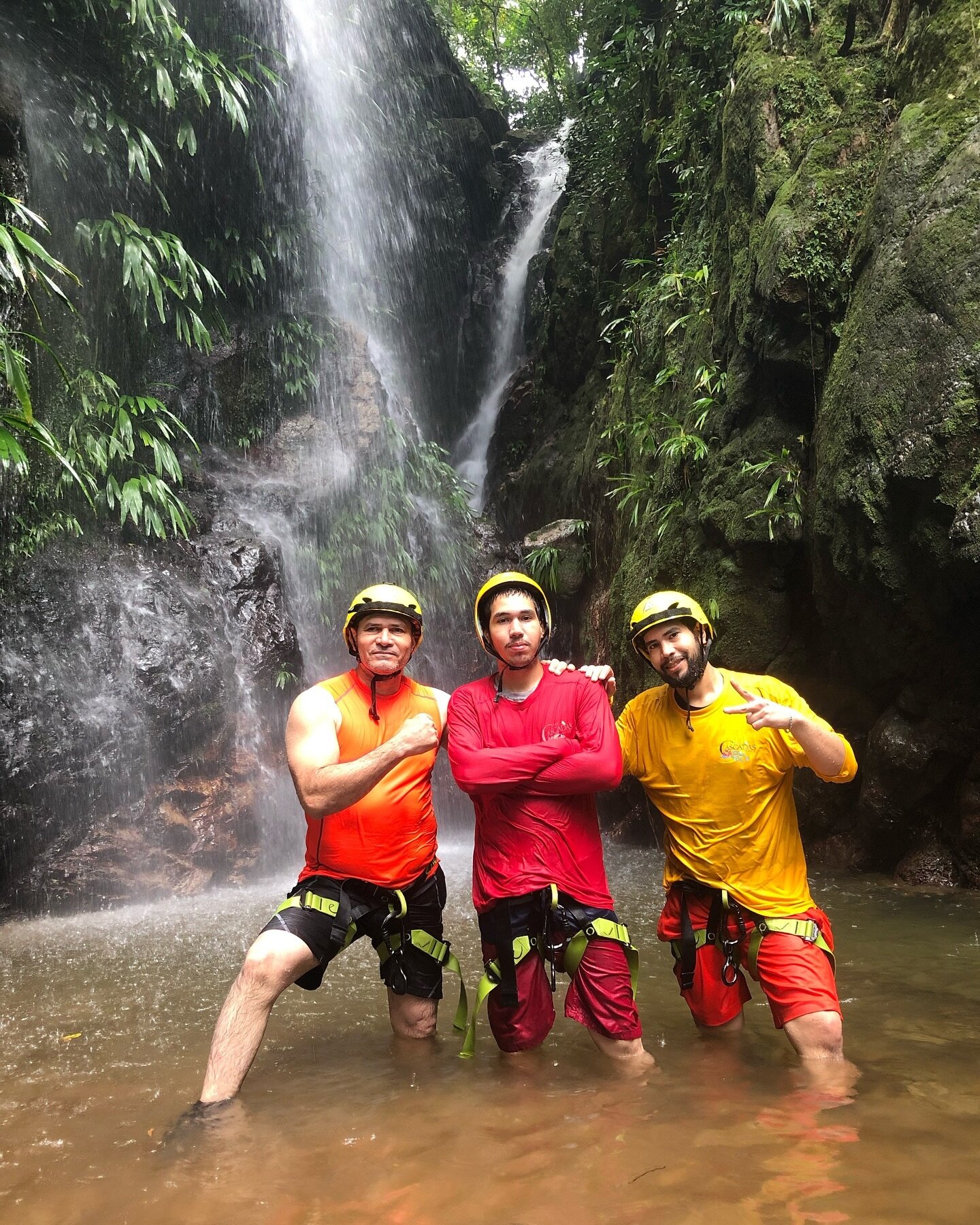 Fun with friends and descents! 
#travel #travelphotography #jungle #waterfallhotelhonduras #rainforest #photooftheday #wanderlust #hondurasfivestars #hondurastravel #allinclusive #beautifuldestinations #travelgram #instatravel