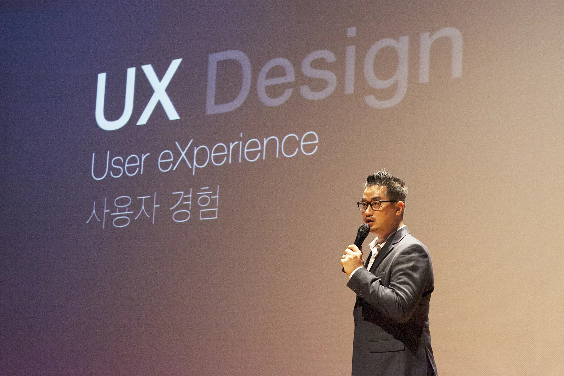 2016년 10월 1일, 서강대에서 열린 TEDx 행사에서 'UX 디자인, 보이지 않는 사용자 경험을 디자인하다'를 주제로 앱스디자인 이종원 대표의 강연이 있었습니다.