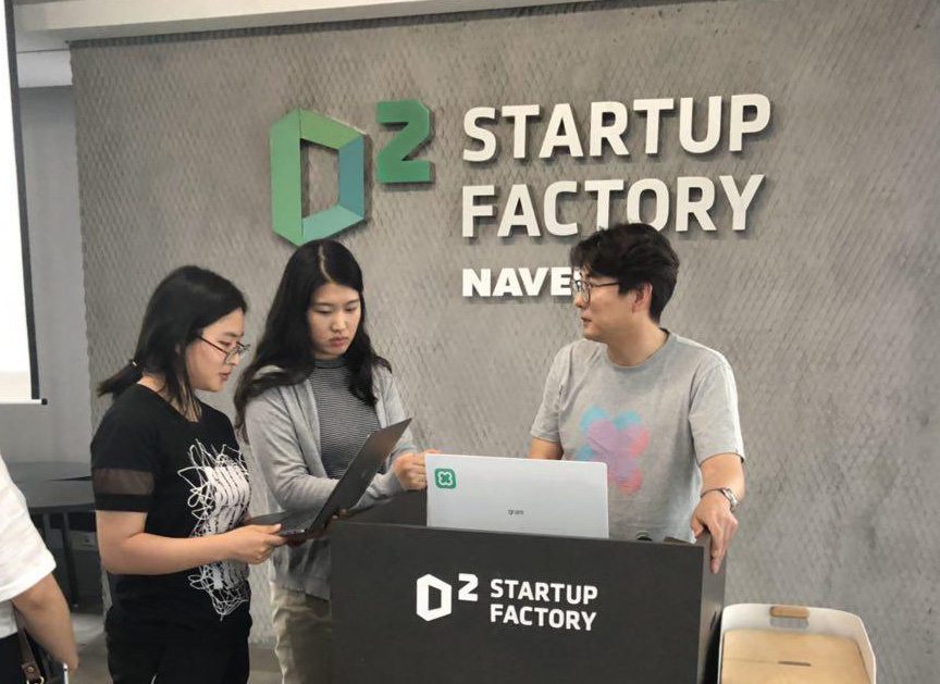 Clova Platform Planning 윤영진님(우)과 Q&A 중인 위디엑스/크리에이티브 봇츠 박은지, 고수현 연구원 (좌-우)