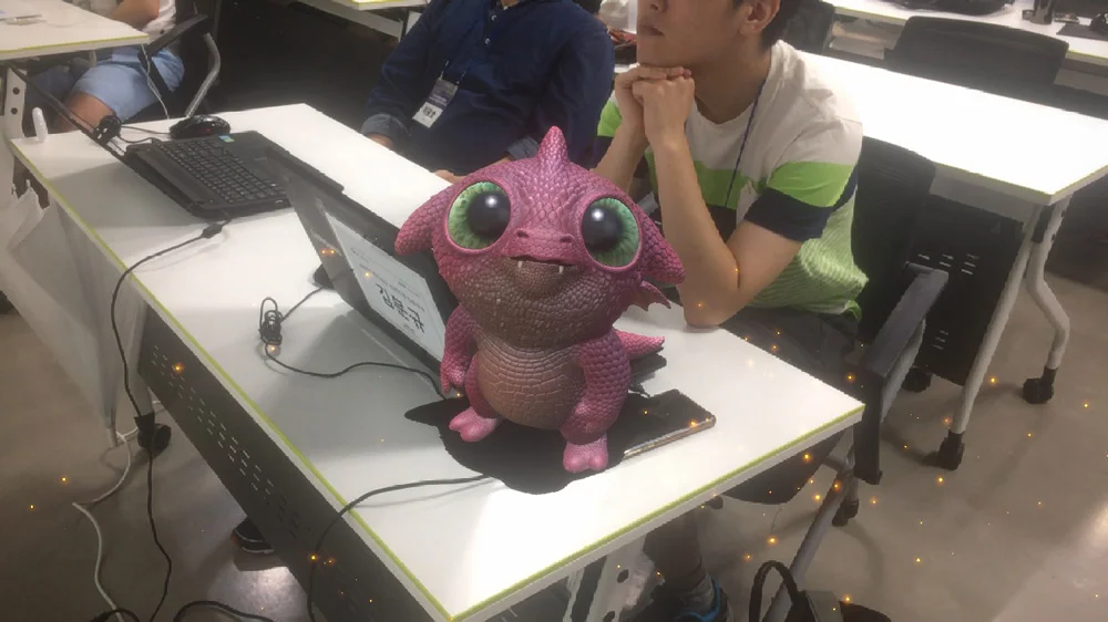 교육 중 HTC VIVE, 구글 데이드림, 아이폰 AR Kit를 시연 및 사례 학습 진행