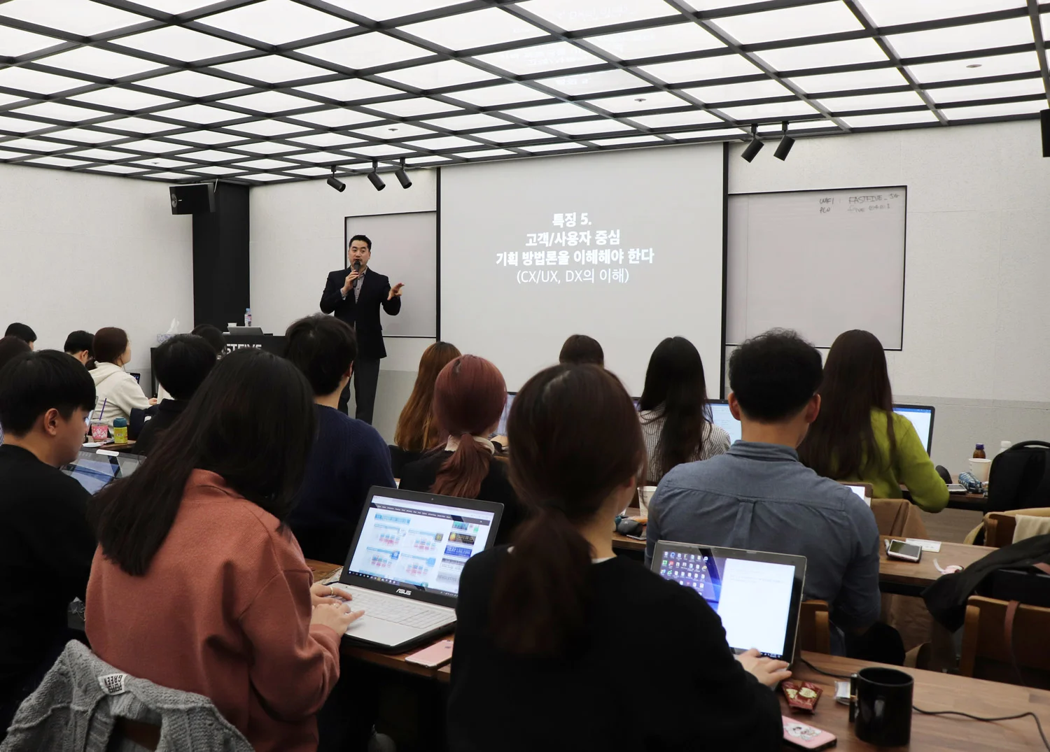 3. KB금융 공식 보도자료 링크 : https://www.kbfg.com/Kor/pr/press/1216734_5956.htm