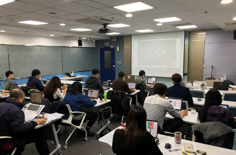 부산정보산업진흥원 부산모바일앱센터 교육장의 모습, 빈 좌석이 없을 정도로 가득 찬 강의실.