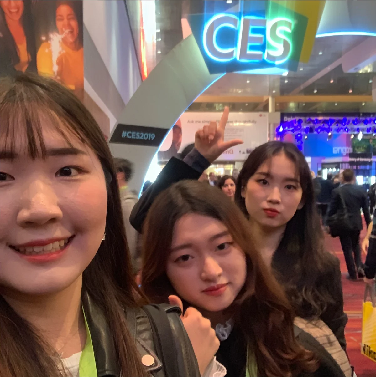 제가 속한 유앤아이팀 멤버들과 함께, CES 2019 행사장 안에서 사진 촬영 (좌-우: 정승후, 위디엑스 한승미 디자이너, 정다비)