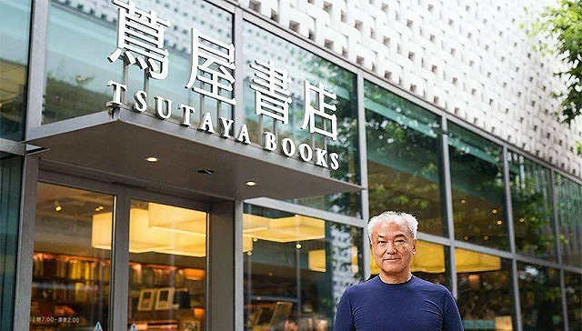 츠타야 매장 앞에 서있는 마스다 무네아키 (이미지 출처 : https://m.jiemian.com/article/1430403.html)