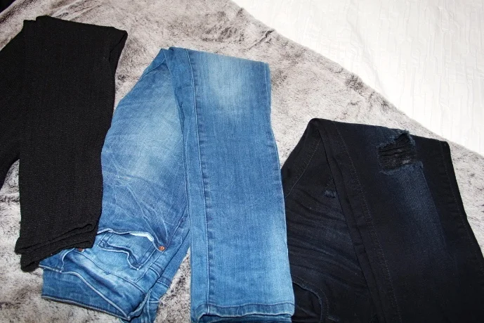  Black leggings - H&M / Light blue jeans - Forever21 / Dark blue boyfriend jeans - Zara