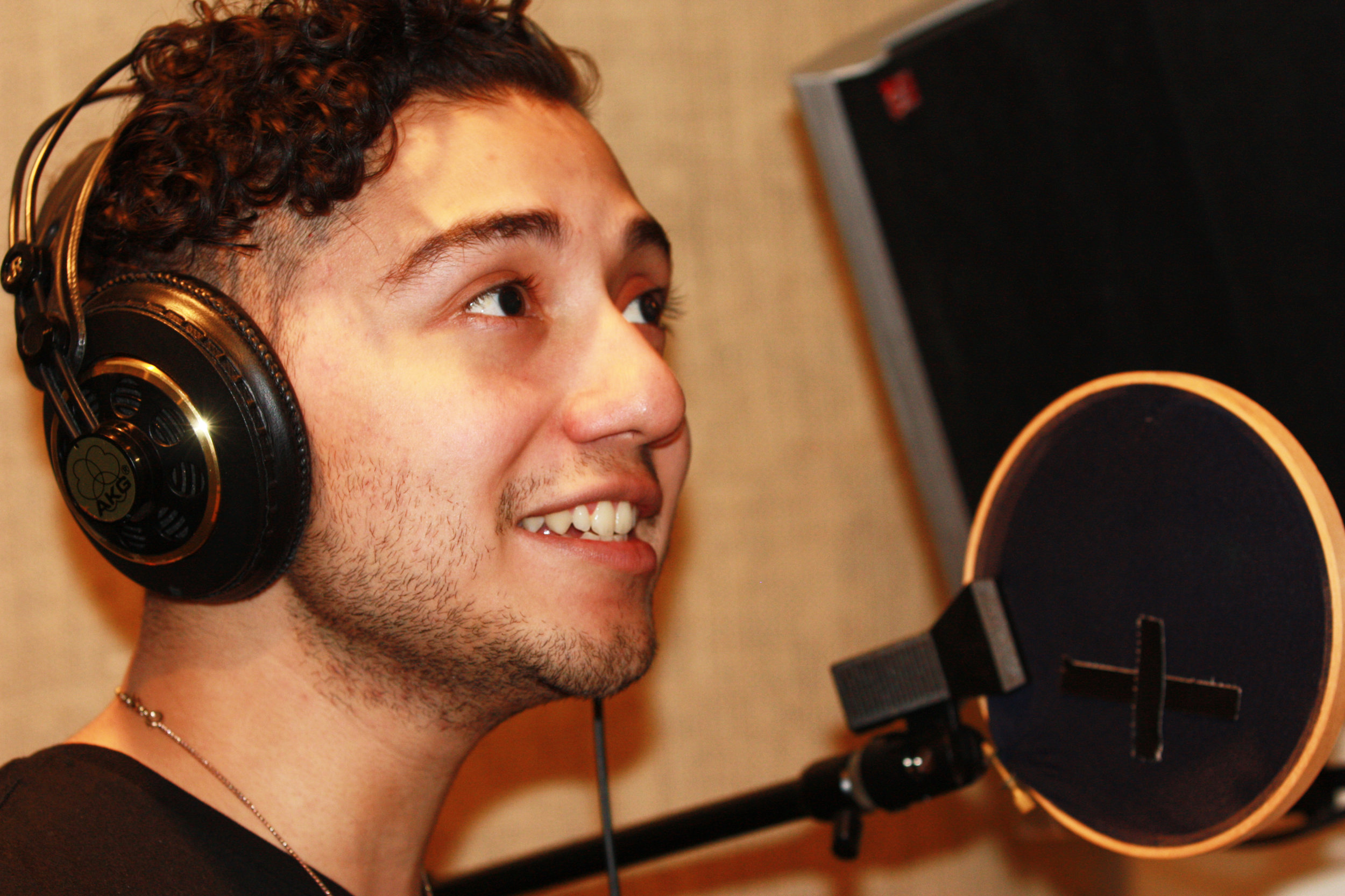 Rodolpho Giron, Singer - Right Click to Download (Photo Credit Christian Teare)