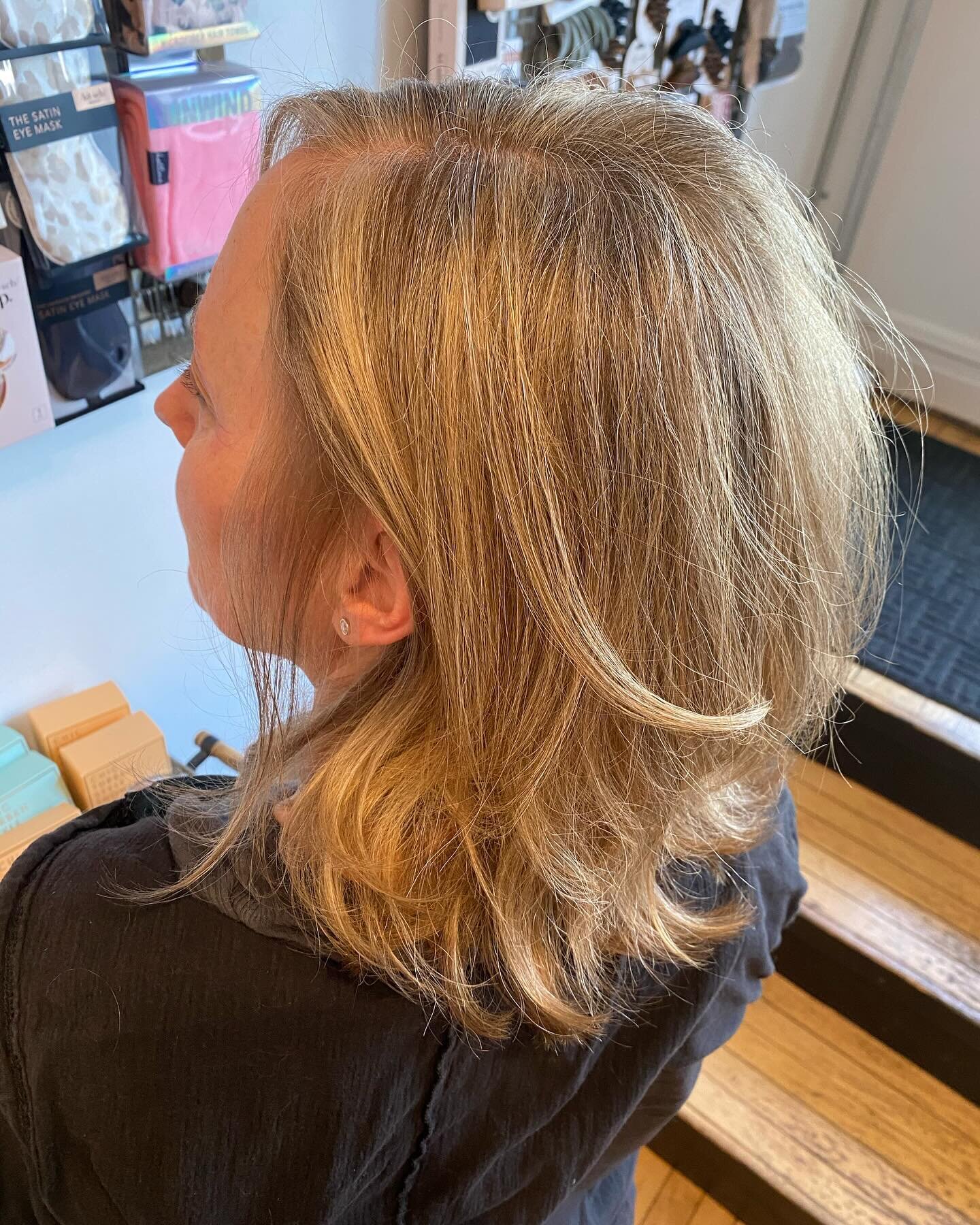 Semi-chunky highs and lows, and lots of layers to give a subtle 90&rsquo;s vibe. Myra rocks this!! 

#oakpark #oakparkartsdistrict #womenownedbusiness #haircut