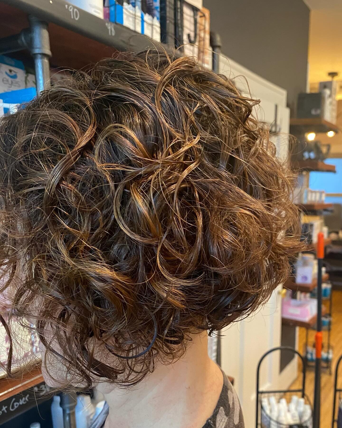 Sweet &lsquo;lil silhouette 
.
.
.
#oakparkil #curlybob #auburnhaircolor #shoponharrisonstreet #shopsmalloakpark