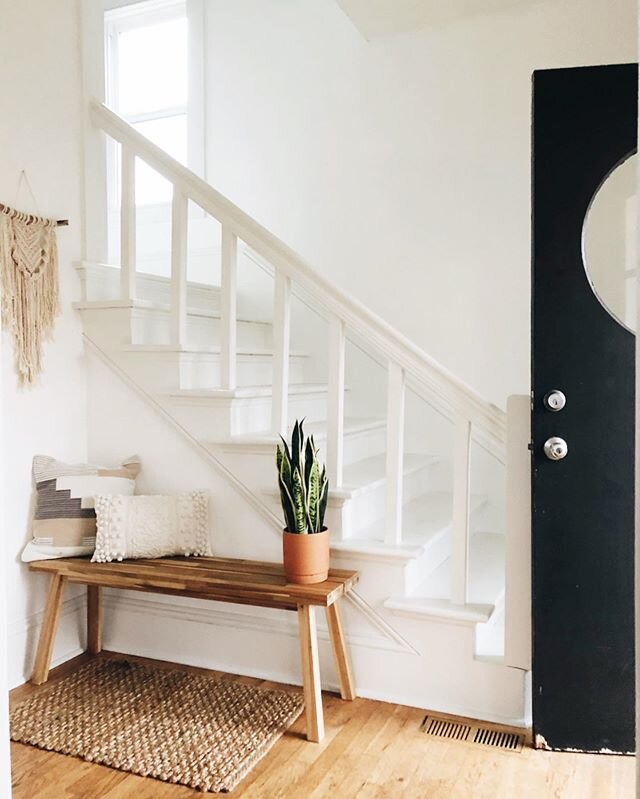 But what about this front door?! You don&rsquo;t see them like this too often so when you do, you&rsquo;re like 😍 |
:
:
:
:
:
#makingmyhaven #mymidcenturymix #showmeyourstyled #homedecorating #home #shakeupyourstyle #homedesigner #housegoals #houses