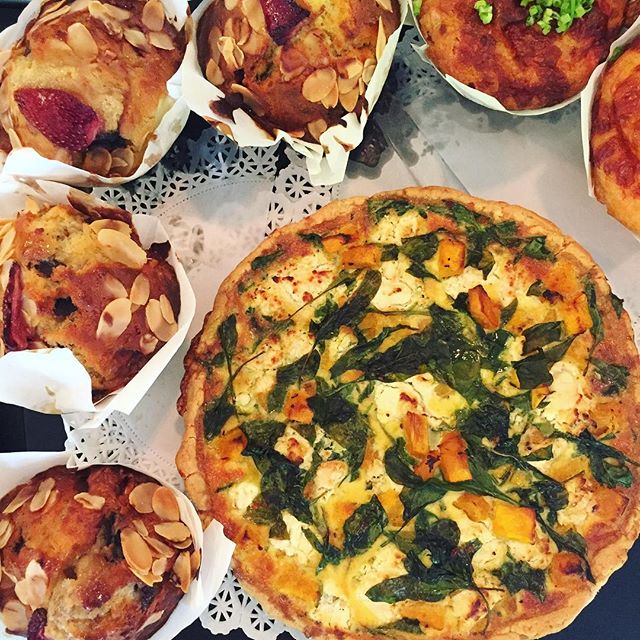 You'll have to come down and grab a slice of our freshly baked Spinach, Pumpkin &amp; Feta Quiche (it's still hot 😏)! #yum #perth #food #quiche #healthy #perthfoods #urbanfood #tapasfood #fittness #sogood #perthphotography #mountstreetbreakfastbar #