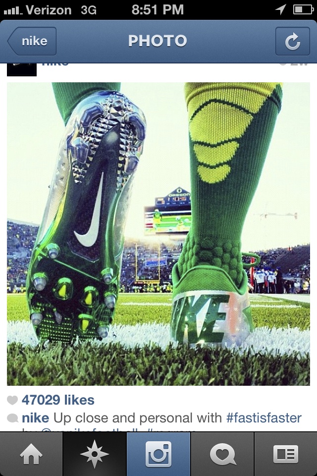 VAPOR ELITE FOOTBALL CREW WORN PROUDLY BY THE HIGHLY RANKED UNIVERSITY OF OREGON DUCKS.